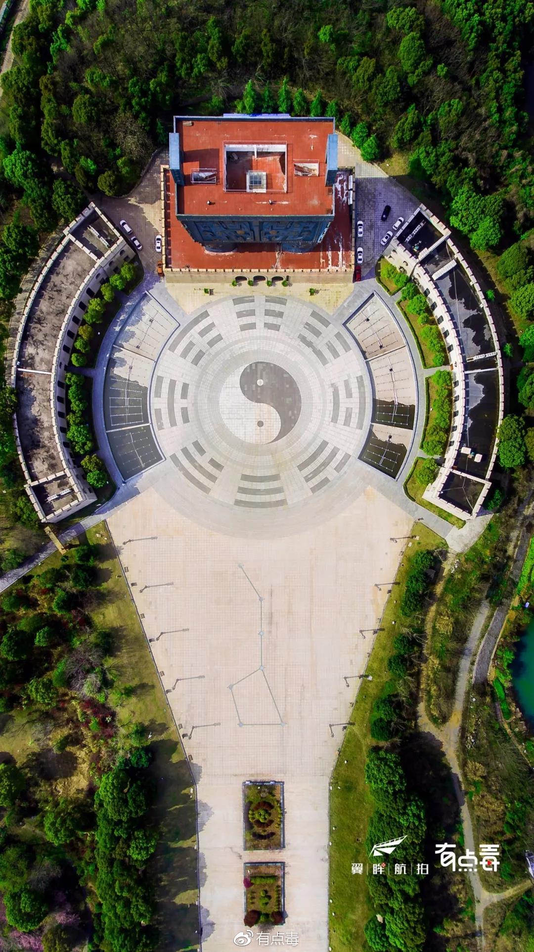 瓷板画博物馆的太极八卦图,以及立在广场上的大鼎,与周边的建筑构造成