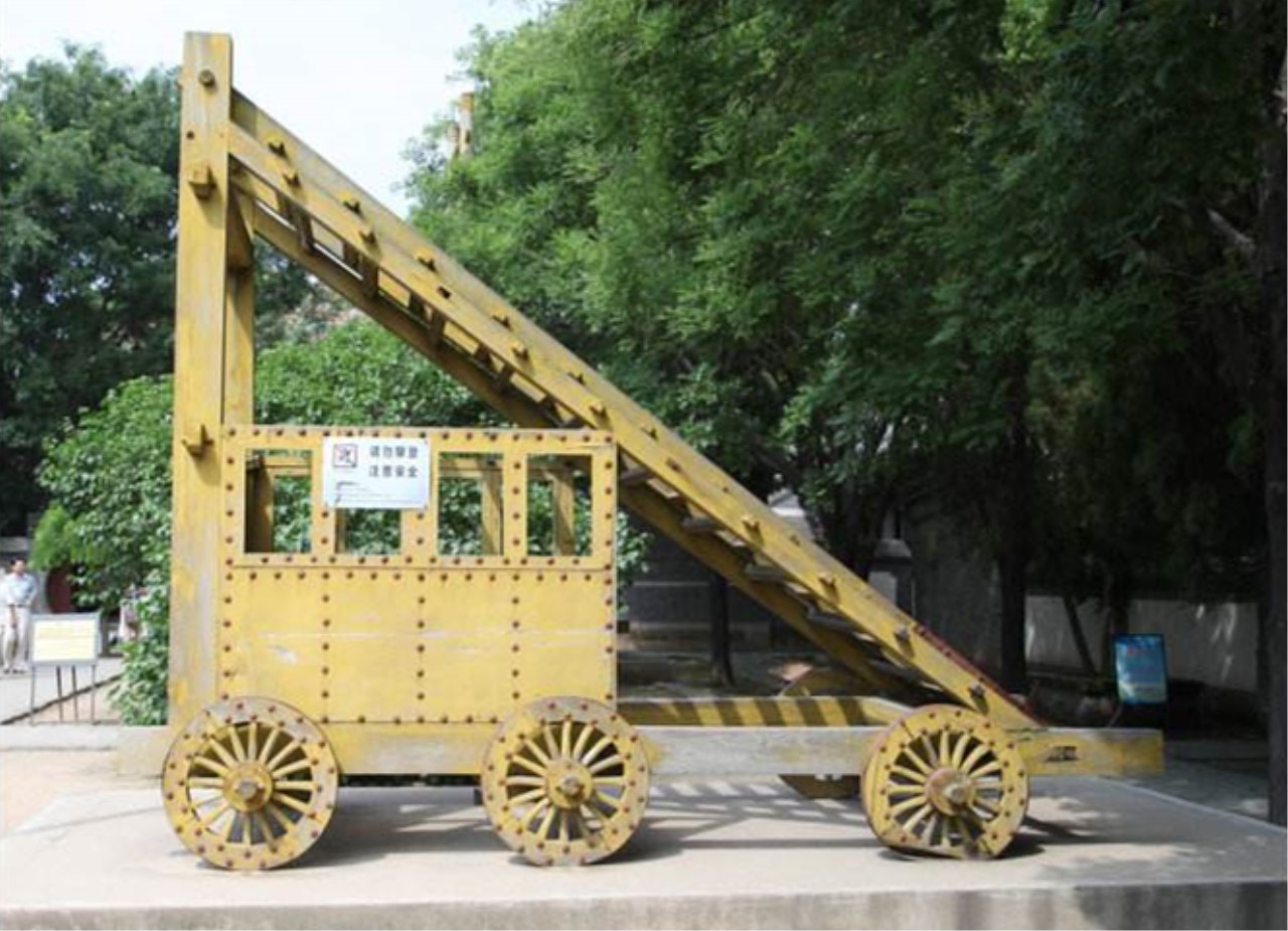 古代战争用云梯攻城,看上去一推就倒的云梯,守城士兵为啥不推呢