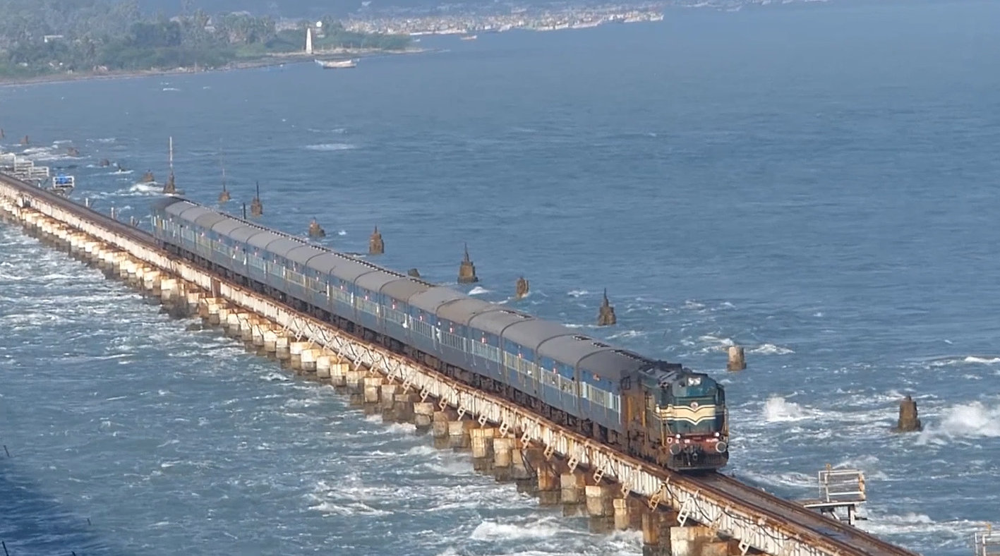 最壮观的铁路建在海中央火车还可以在大海里跑