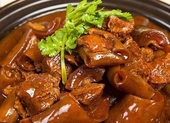 砂锅炖驴肉注意事项驴肉一般人均可食用,身体瘦弱者尤宜.