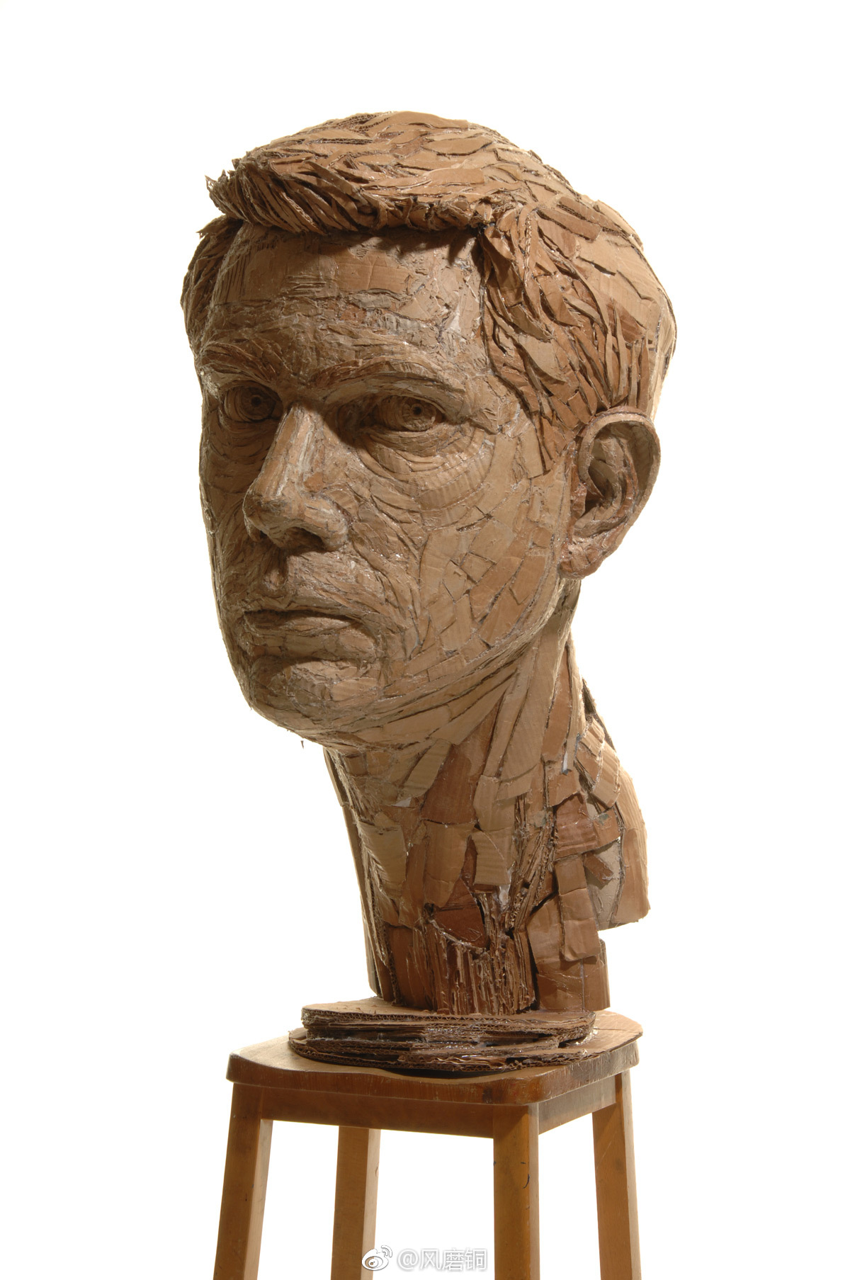 厉害了,残疾艺术家james lake用瓦楞纸创作雕塑超越传统艺术素材|瓦楞