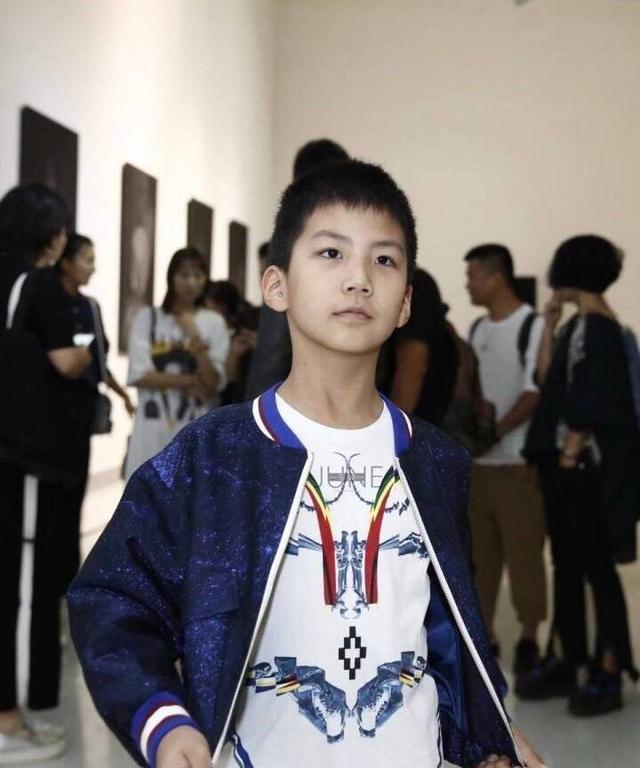 康康长大后帅气逼人网友感慨我生君未生康生我已老