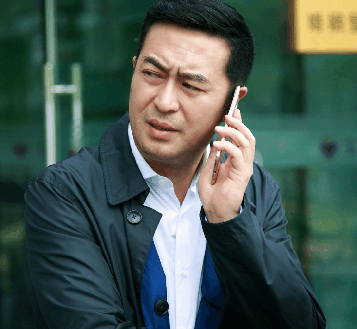 张嘉译魅力如此之大和年轻女星拍吻戏嘴巴都被要亲肿了