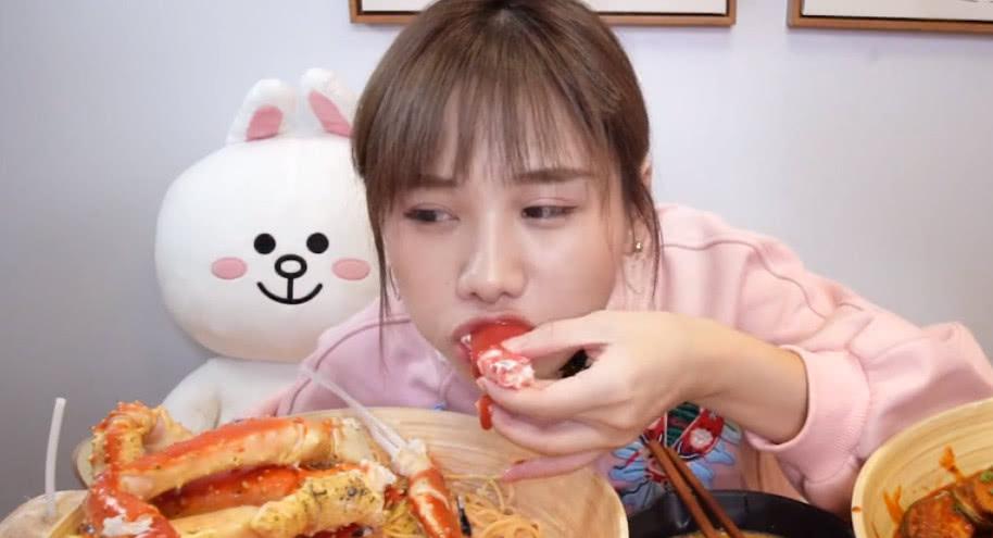 大胃王密子君征服两碗面,成品端上来时,吃得也太壕了!