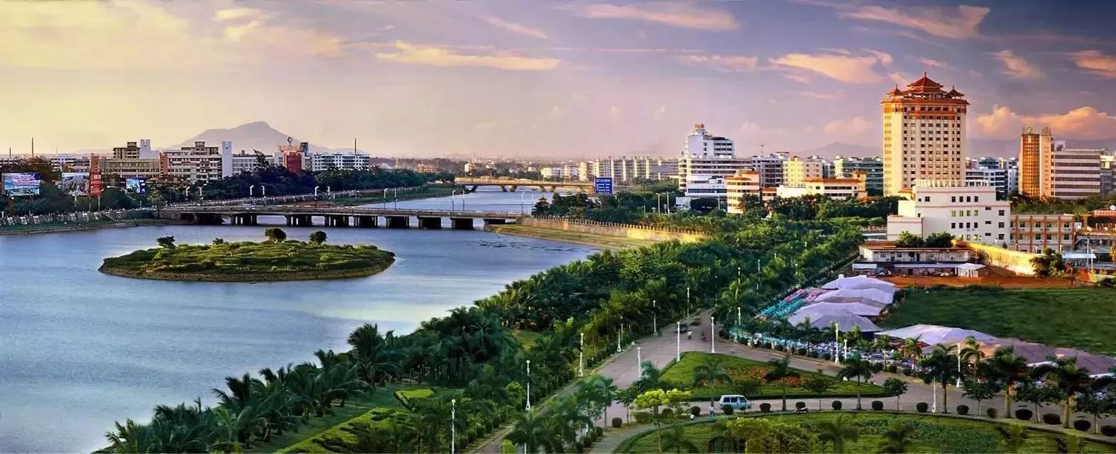 8公里,接驳珠三角及粤东地区,是茂名市的重要交通枢纽板块,是对外交通