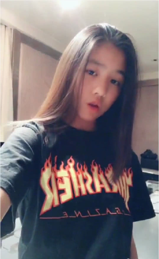 汪峰13岁女儿小苹果近照长相清秀与葛荟婕太像真是个美人胚子