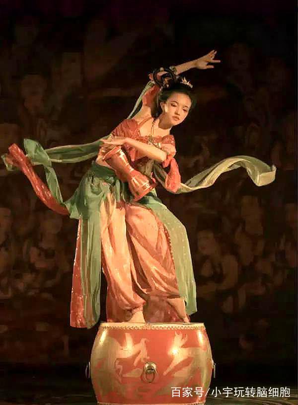 中国"飞天神仙舞"刷爆外国网站,但国内网友却在骂"艳俗"?