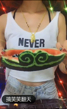 搞笑gif趣图:妹子,这是我见过最厉害的一字马了,太喜欢了!