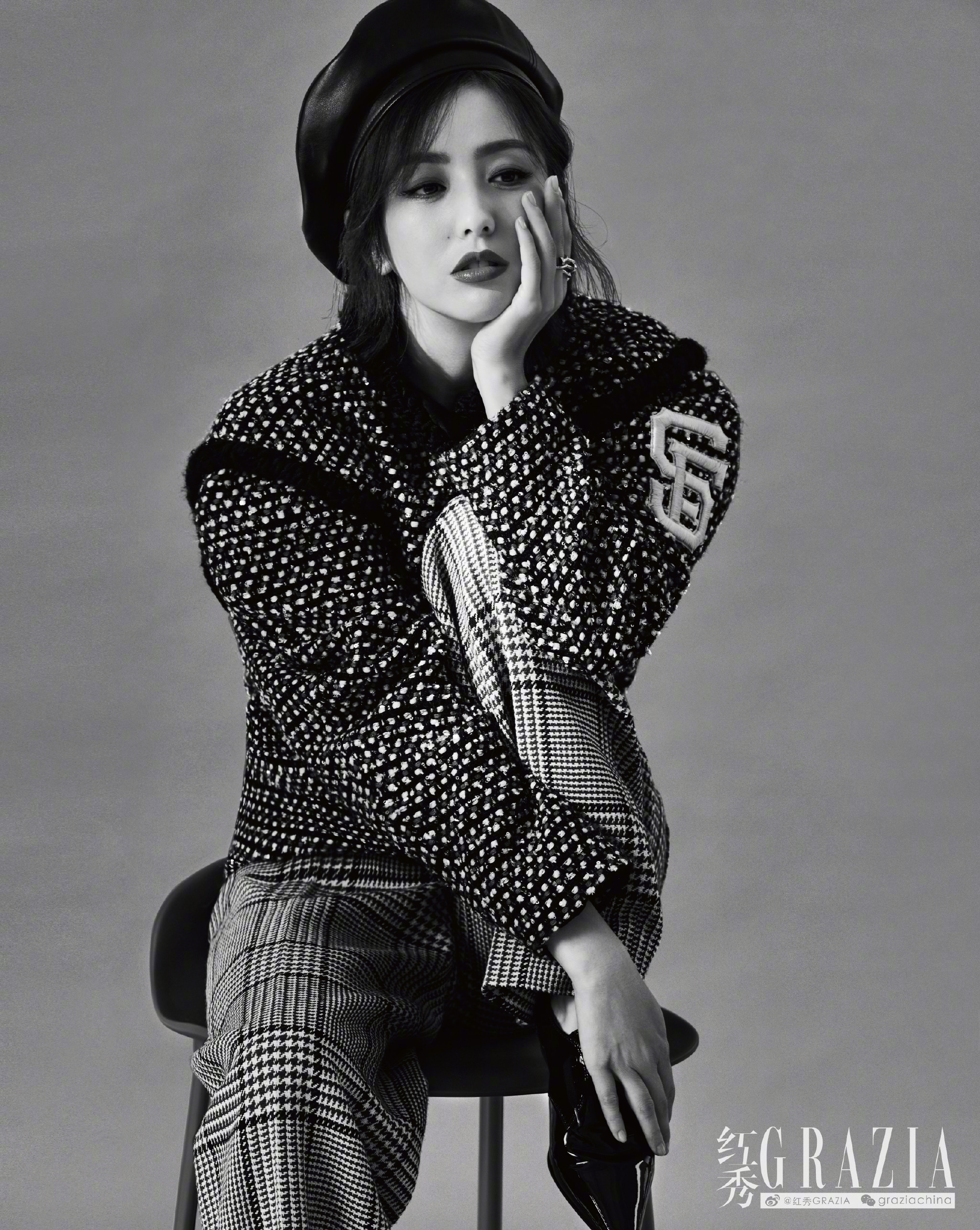 佟丽娅红秀封面大片性感来袭!大胆展现完美身材与霸气女王范