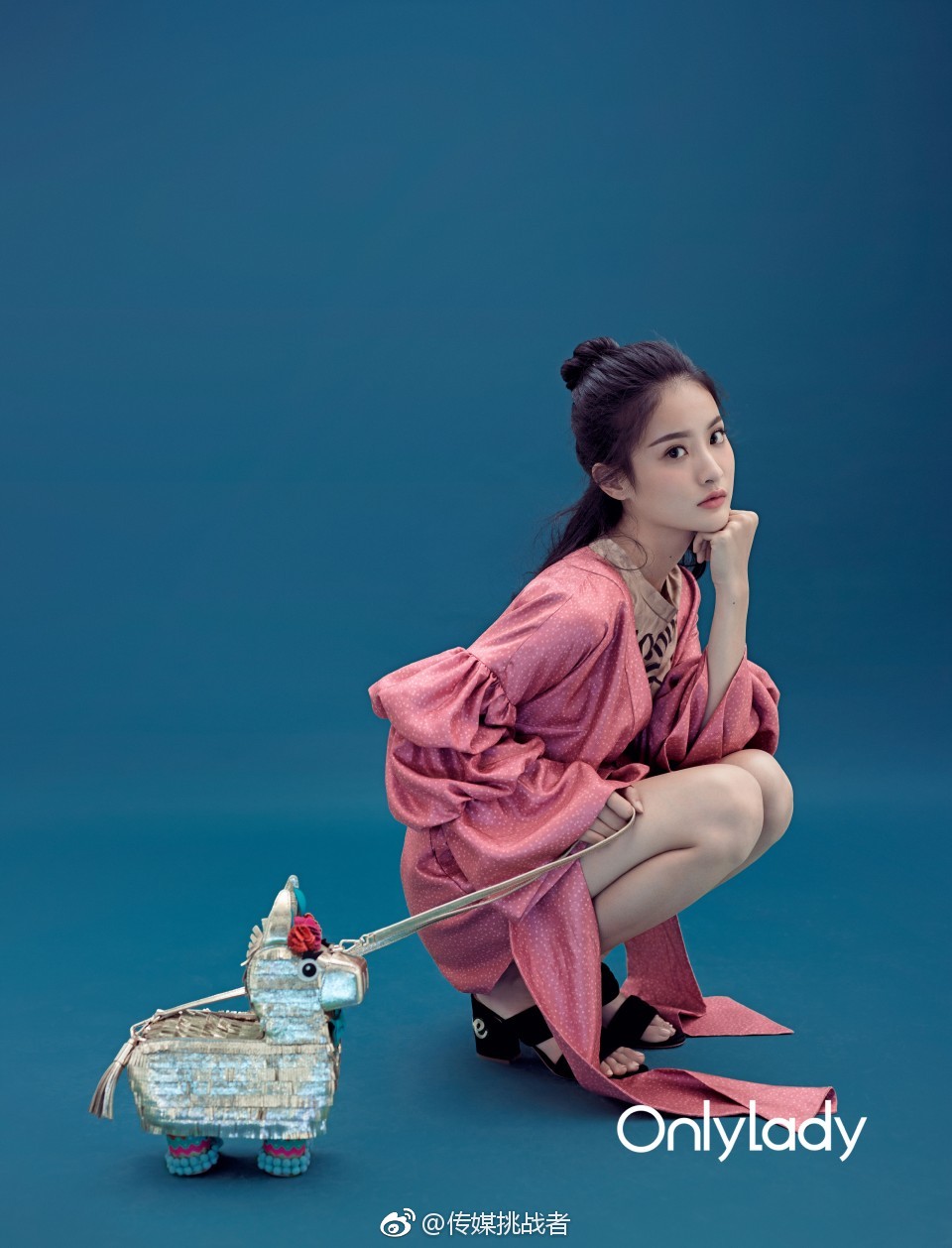 搜了一下赖雨蒙的生活照