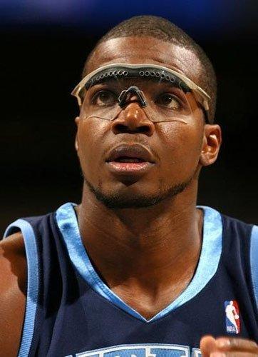 大梦很少见保罗-米尔萨普戴护目镜参加比赛组图:nba那些"眼镜侠",詹皇