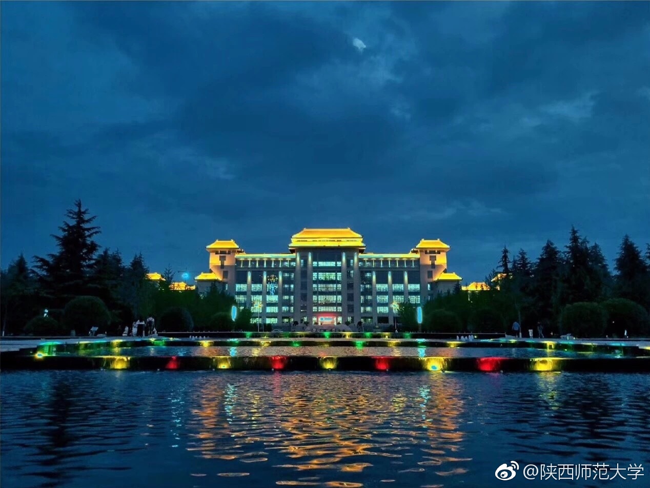 夜幕降临亮着灯的窗口宛若一颗颗钻石点缀着师大的夜