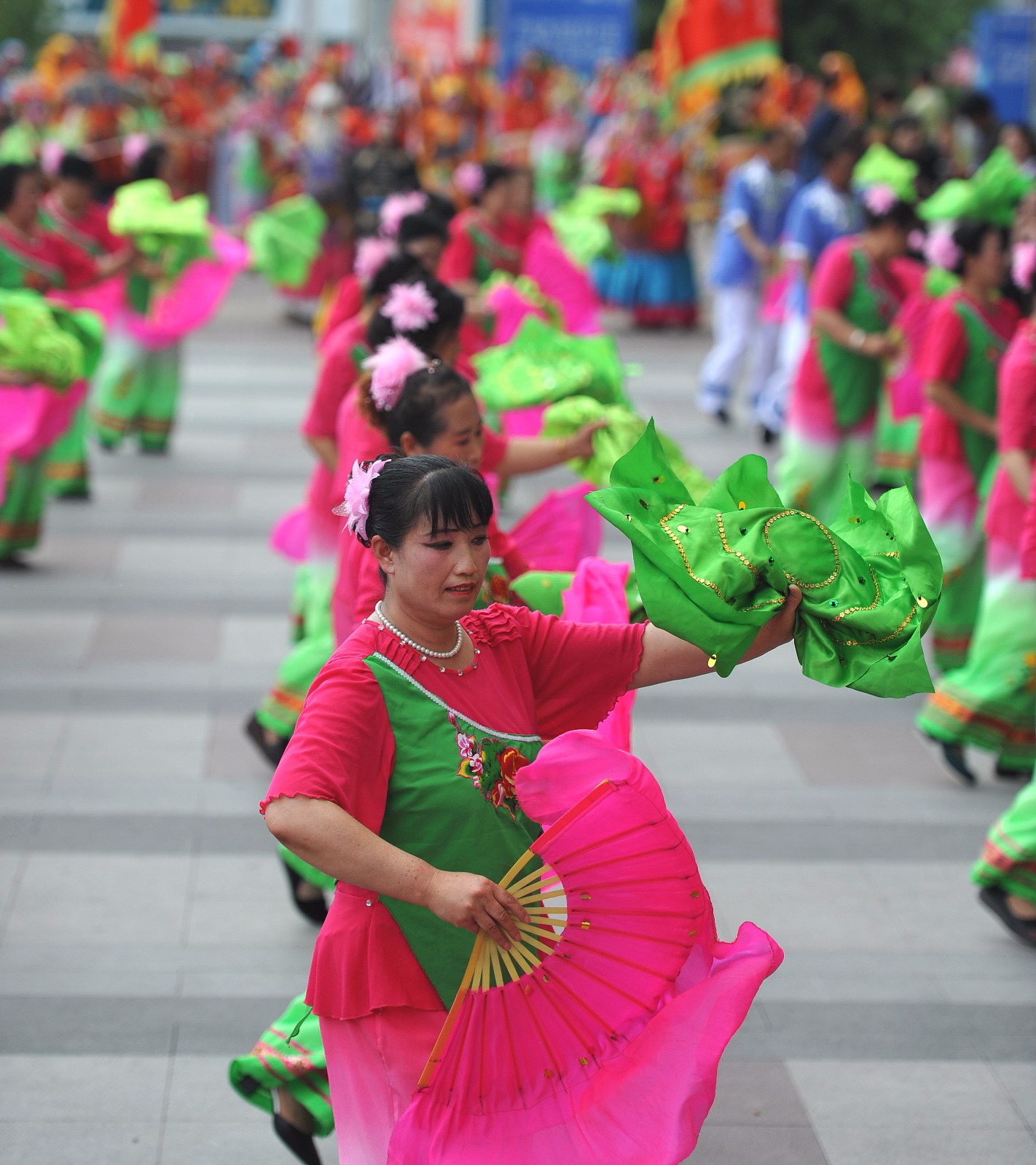 夏天扭秧歌如洗桑拿稀缺表演个个有绝活儿