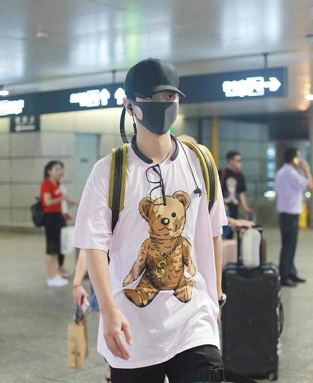 胡夏穿小熊t恤口罩遮面戴棒球帽显低调 气质清爽似邻家男孩