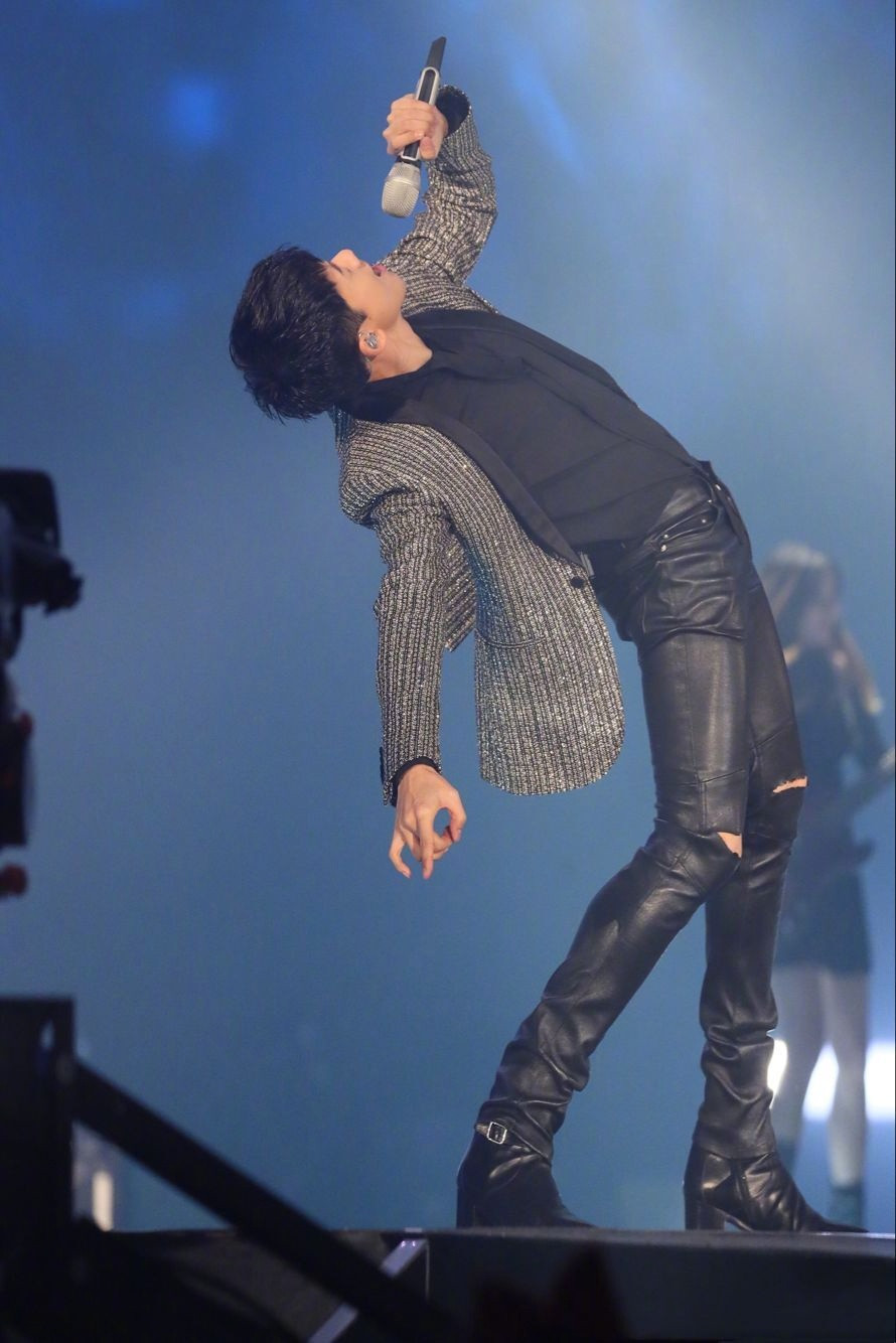 张杰的柔韧度强到可怕!一飙高音就下腰,网友:谢娜应该很幸福