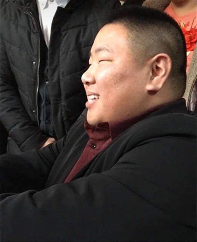 210斤胖新郎结婚,乐得他眼睛都快眯没了,逢人就夸自己老婆漂亮