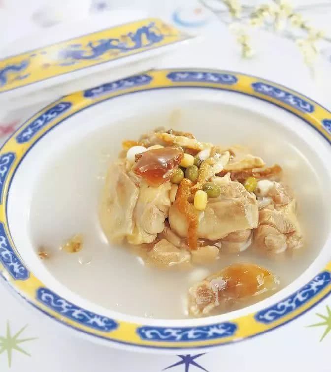 2.煲内加清水煮沸,把各种材料放入煲内,用大火煮20分钟,再改用小