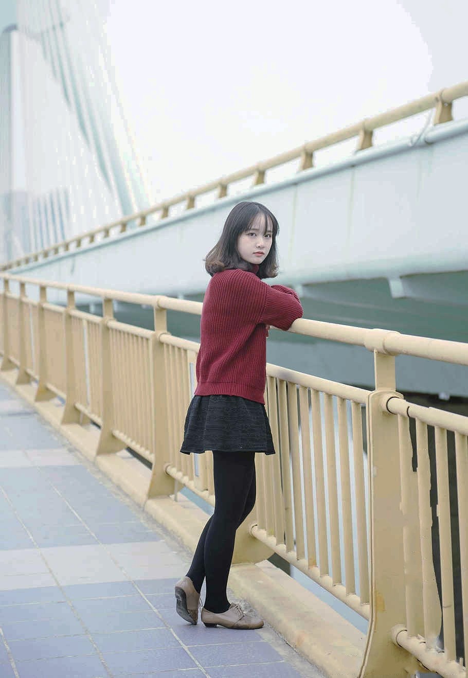 行走在桥上的朦胧可爱小女子