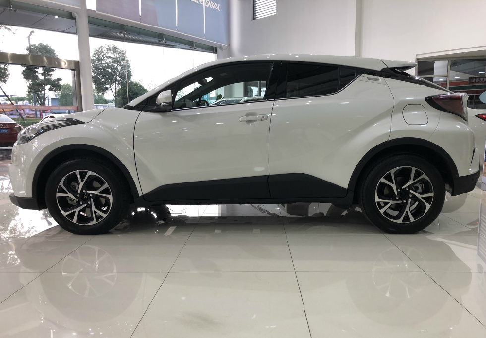 实拍丰田chr纯白色定价14万左右怎么样