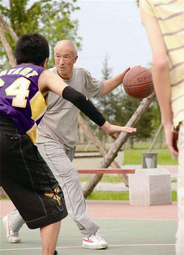 网友:你们遇到过带线手套的勾手老大爷么?