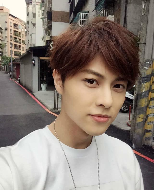 曾经迷倒万千少女的棒棒堂组合,颜值担当的他如今转型变成熟!