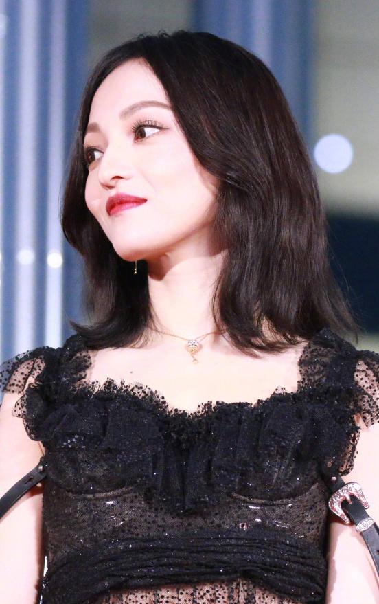 36岁张韶涵撞衫26岁周冬雨,还敢再少穿点么?上衣只遮住重要部位