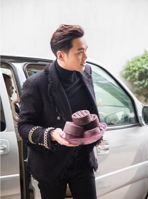 拍戏自带道具的8位明星,朱一龙带27套衣服,陈数带100支口红!