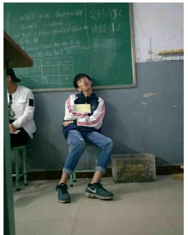 年度最佳上课睡觉姿势,一个字销魂