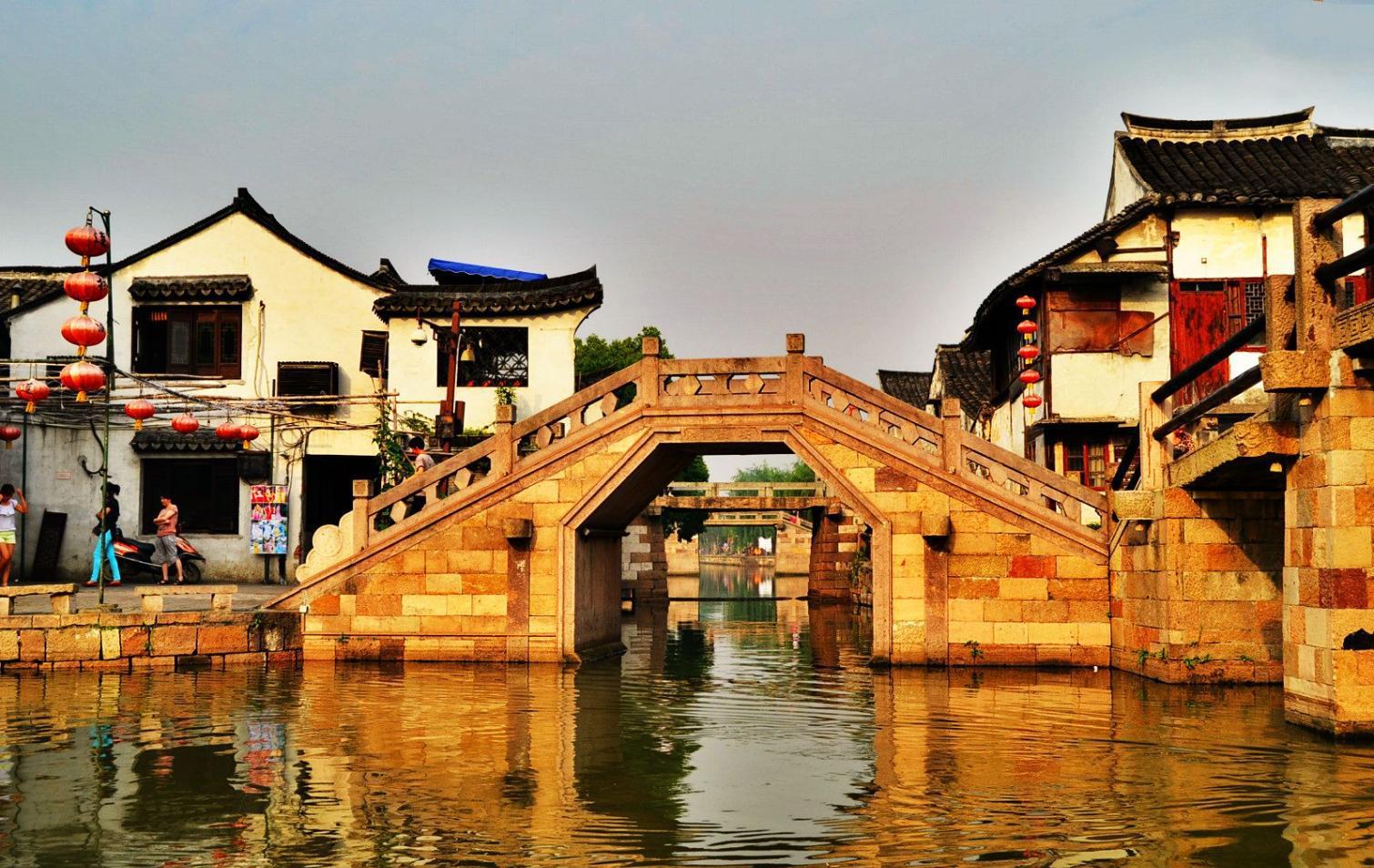 这是一座活着的千年古镇, 你能从图中看出是哪个古镇吗?