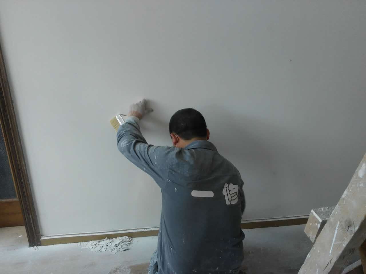 墙面掉皮如何修补?别急,一修房屋快修教你找准原因对症下药