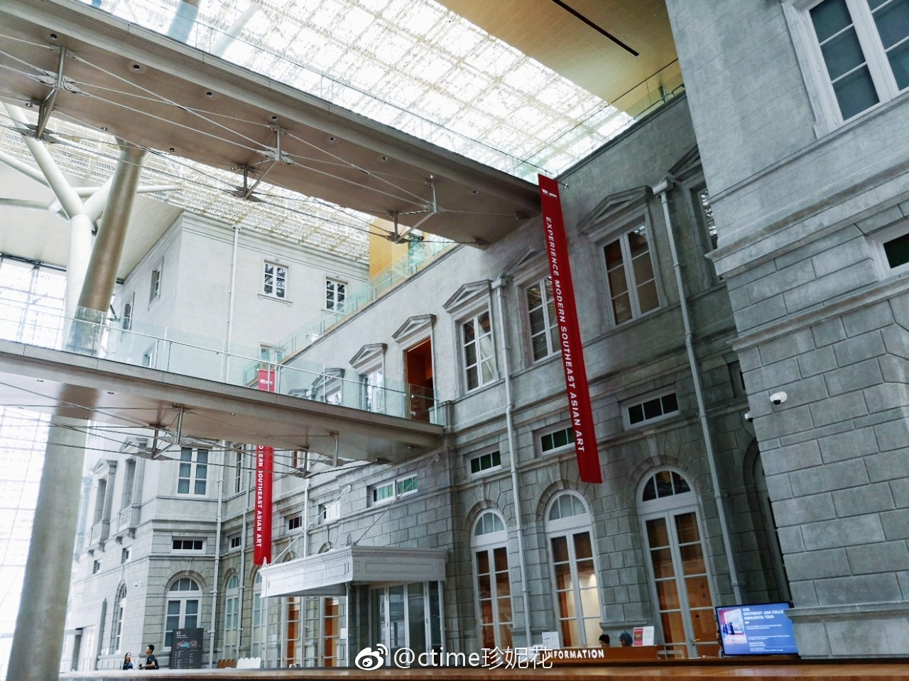 新加坡的国家美术馆,由两座漂亮的新古典主意建筑构成