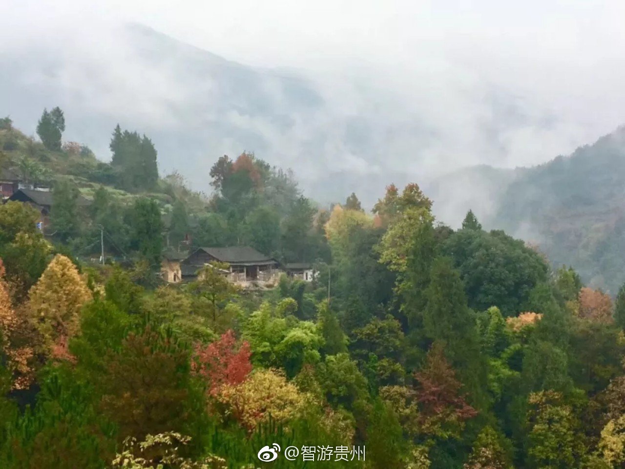 贵州思南县是一个依乌江河而建的县城，在这里除了花灯之外