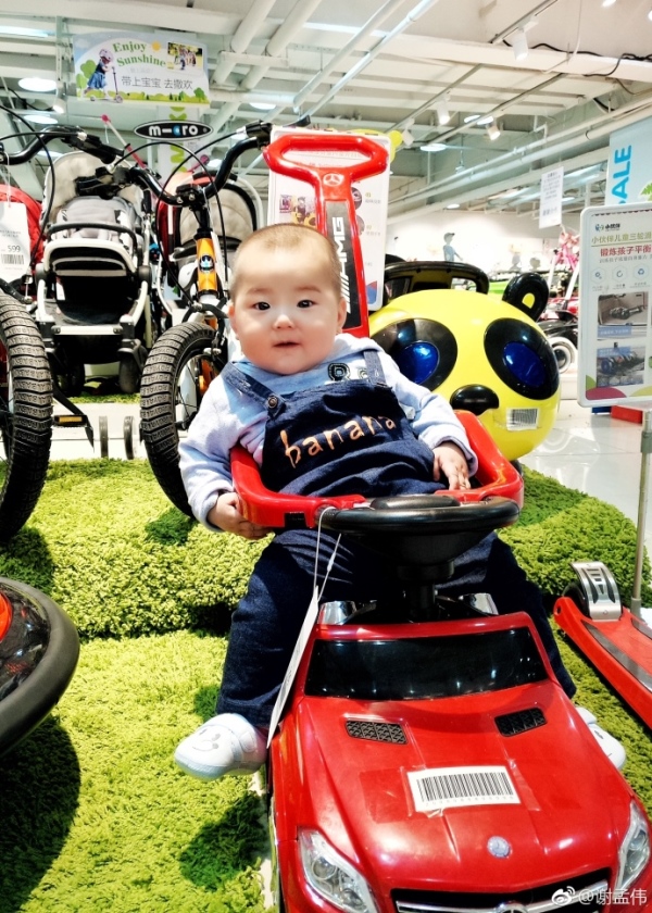 小兵张嘎变超级奶爸,全家福老婆娇美儿子可爱,网友:生二胎吗?