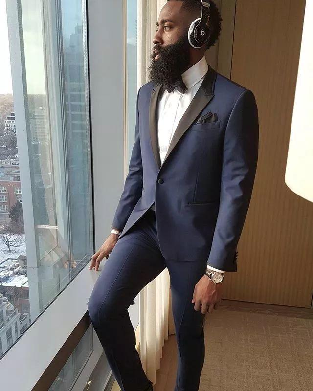 哈登为时尚杂志gq拍摄了一组大胆的写真突破自我大胆尝试了一系列大胆