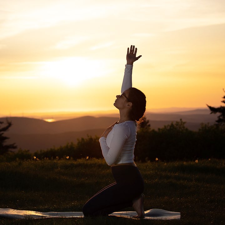 清晨瑜伽舒筋通络经络通了身体好了精神自然好