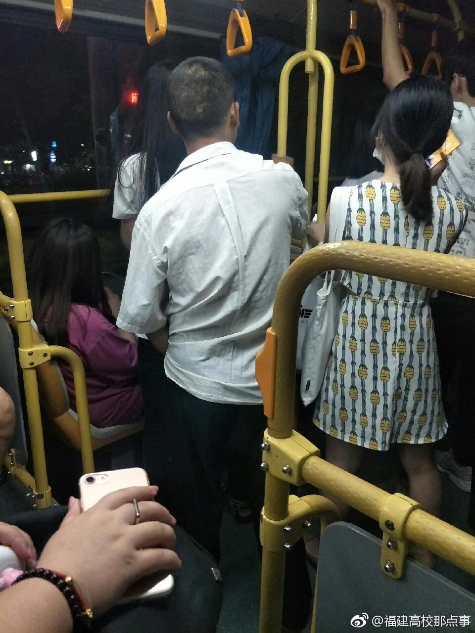 福州公交车上现变态男子,露出下体蹭女生