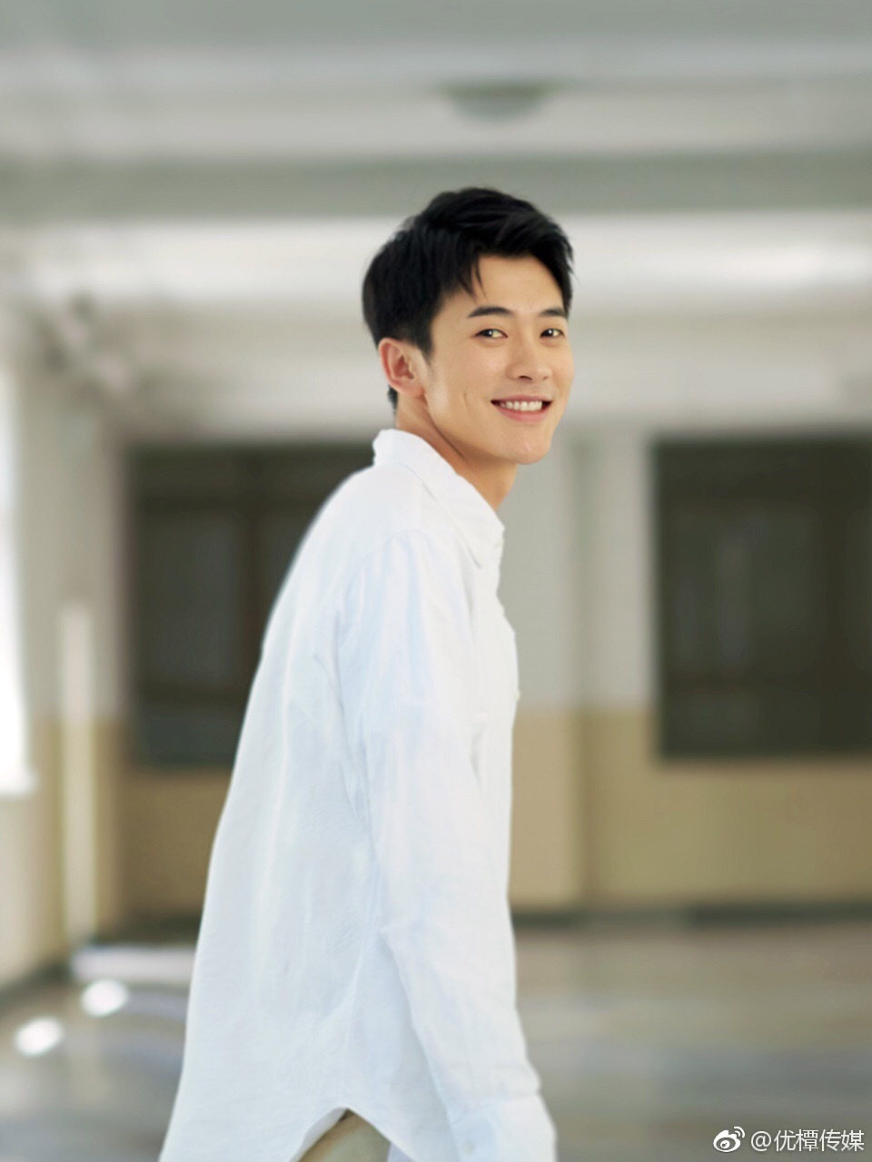 靳锦新写真露"月牙笑" 酒窝暖男魅力全开