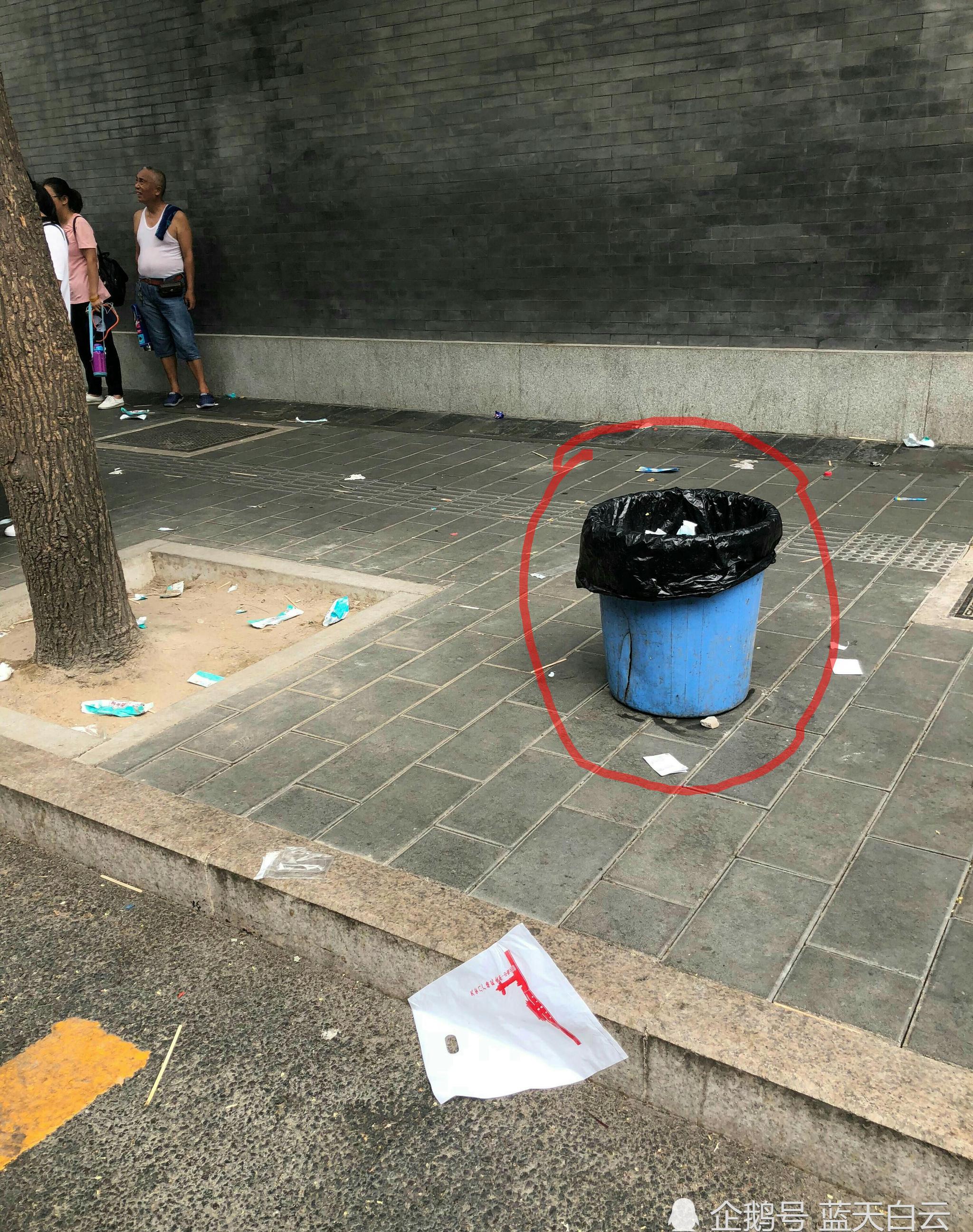 景山公园附近游人无视垃圾桶随地乱扔 垃圾遍地不忍直视