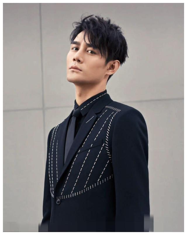 王凯一件皮衣显得很有男人味,现在大家一起来看看.