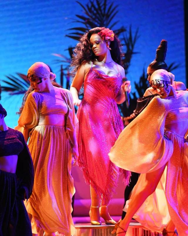 易烊千玺去格莱美打酱油,火星哥成最大赢家,一篇看爽格莱美