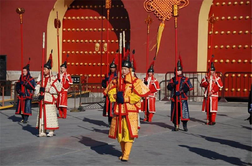 清朝官兵军服上为何会有两个不同的字,其中有什么含义吗?