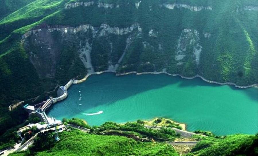 青天河:原名红旗水库,位于河南省焦作市西北部博爱县境内,景区面积106