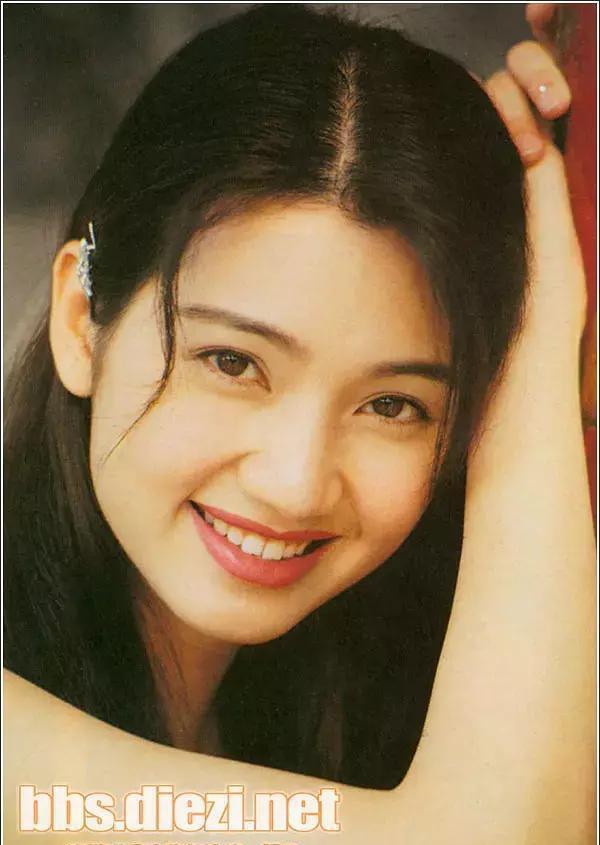 《原振侠》1990年 19岁出演电影《新半斤八两》虽然说现在洪欣依然很