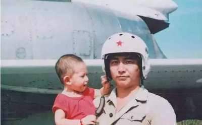 海空卫士王伟老照片,儿子近照流出,已是海军军官|王伟|近照|军官_新浪新闻