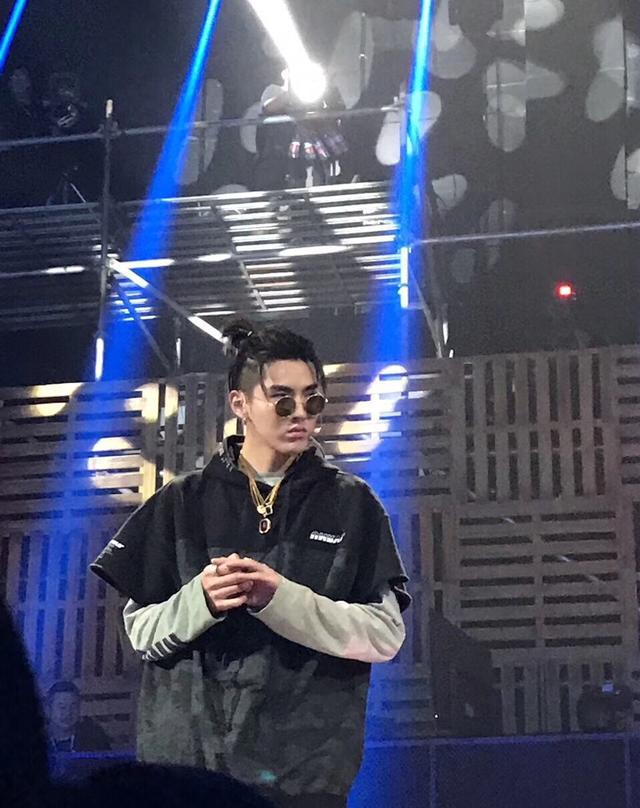 吴亦凡近期有些反常,是有女朋友嘱咐才穿起了袜子?