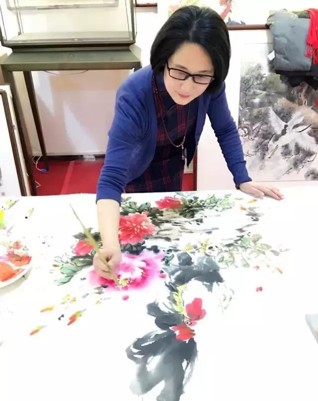 【小编的话】谭俊珊老师是房县土生土长的画家,毕业于北京画院,是国家