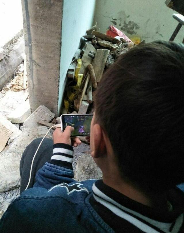 小学生为了玩王者荣耀想尽办法, 镜头下的他们成功吸引我的注意