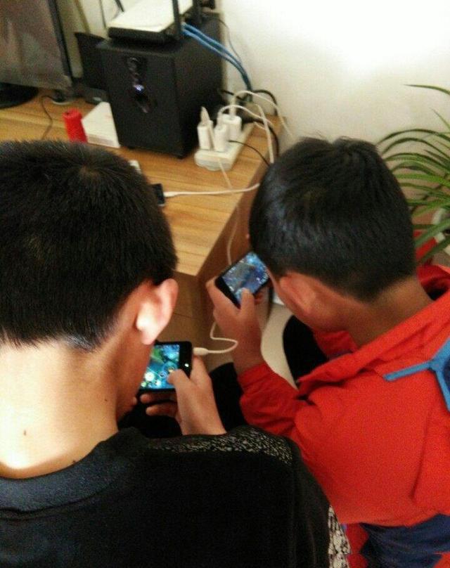 小学生为了玩王者荣耀想尽办法, 镜头下的他们成功吸引我的注意|王者