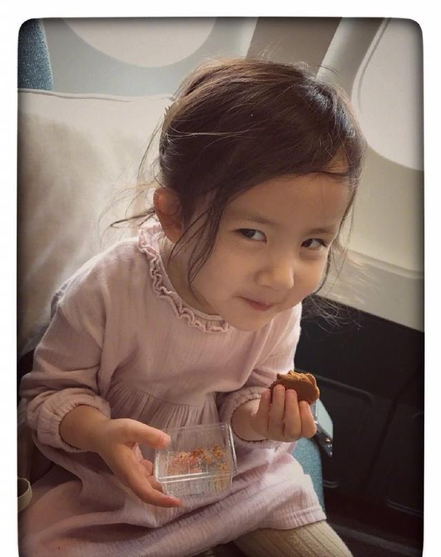 黄磊频晒小女儿, 全是吃货照, 小表情太可爱了! 不愧是黄小厨女儿