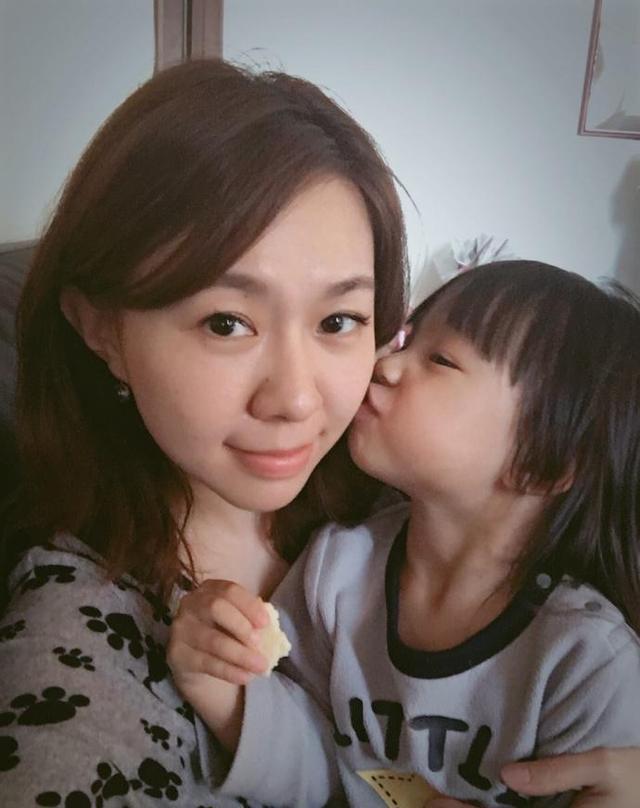 网传说卓依婷死于车祸, 如今复出被说是胞妹顶包, 到底真相是如何